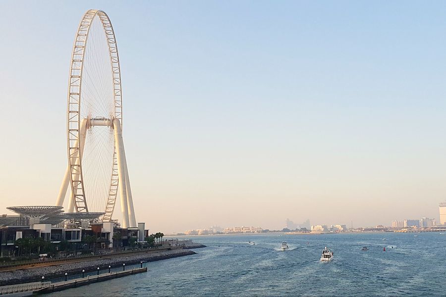 La noria Ain Dubai en Bluewaters Island vista desde el mar
