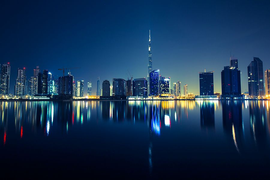 El Burj Khalifa dominando el skyline de Downtown Dubái al anochecer
