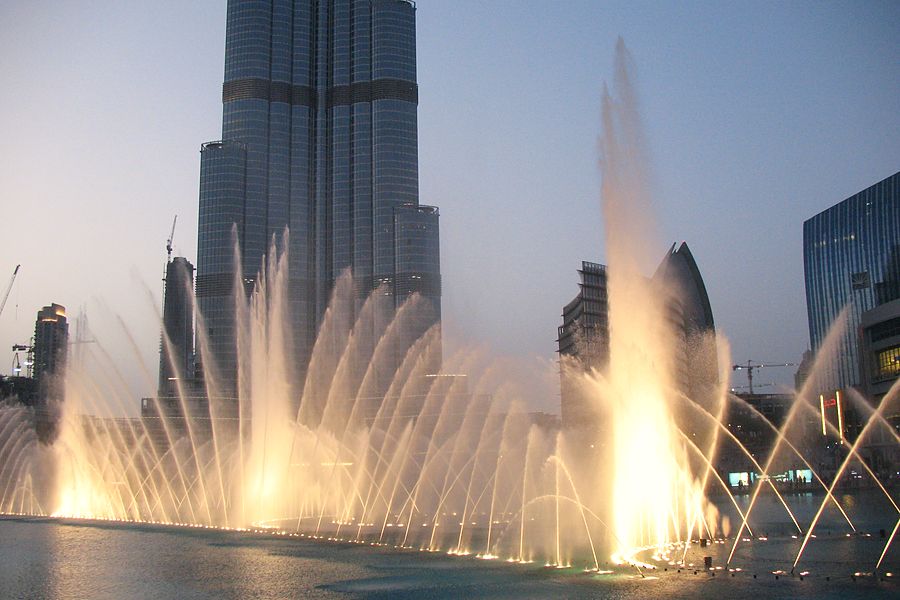 La fuente de Dubái en pleno espectáculo, al pie del Burj Khalifa