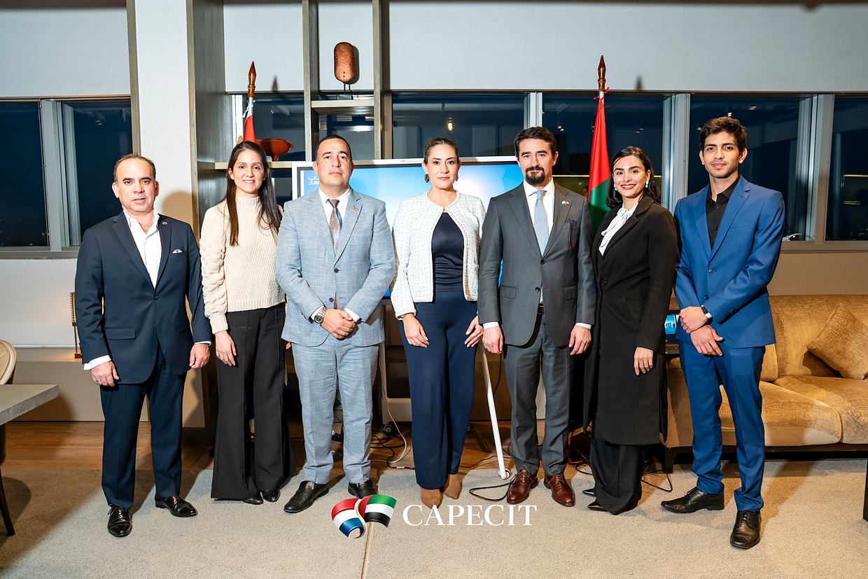 Fundadores y participantes de CAPECIT reunidos en el acto de inauguración