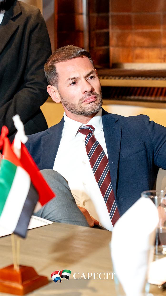 Un participante junto a la bandera de los Emiratos Árabes Unidos