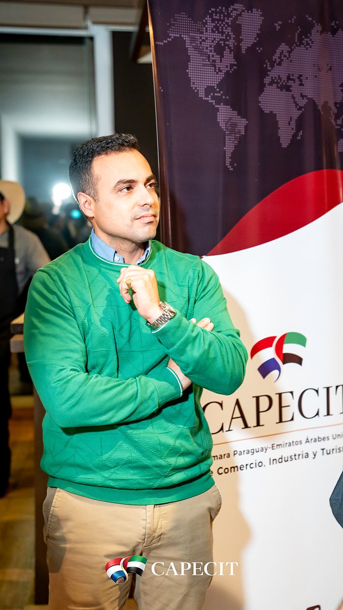 Un participante frente al banner institucional de CAPECIT