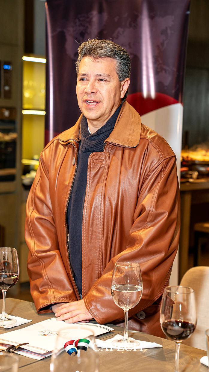 Un invitado durante la cena del acto de inauguración